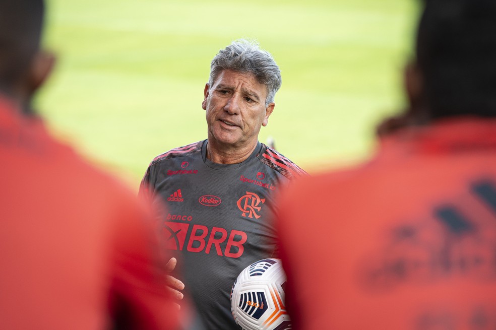 Renato conversa com os jogadores do Flamengo no CT — Foto: Alexandre Vidal/Flamengo