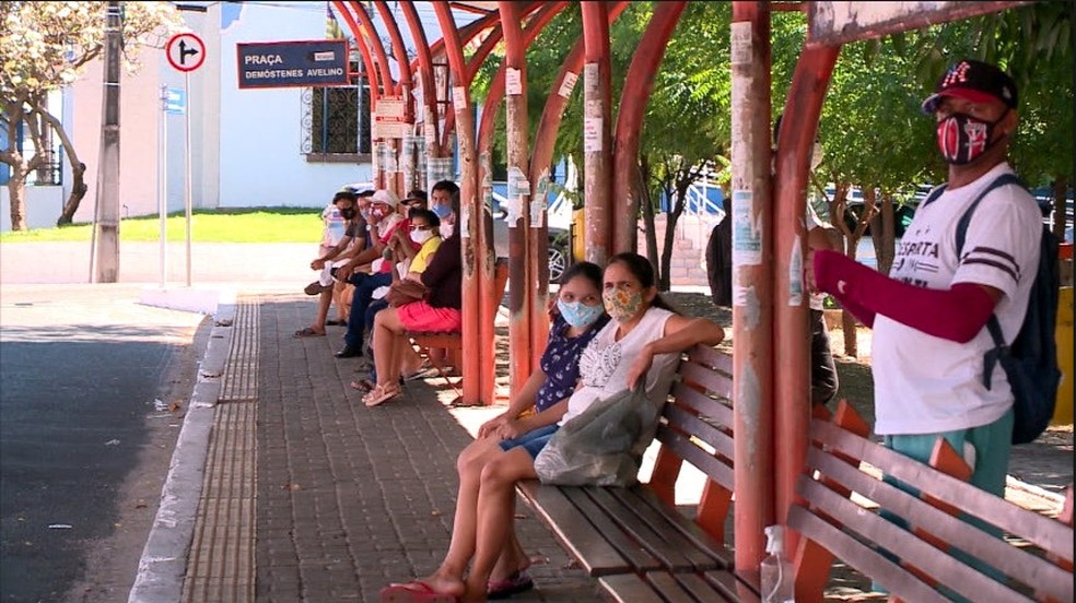 Usuários e trabalhadores do transporte público relatam dificuldades durante crise