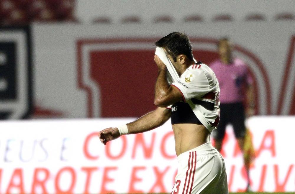Eder sai lesionado em São Paulo x Racing — Foto: Marcos Ribolli