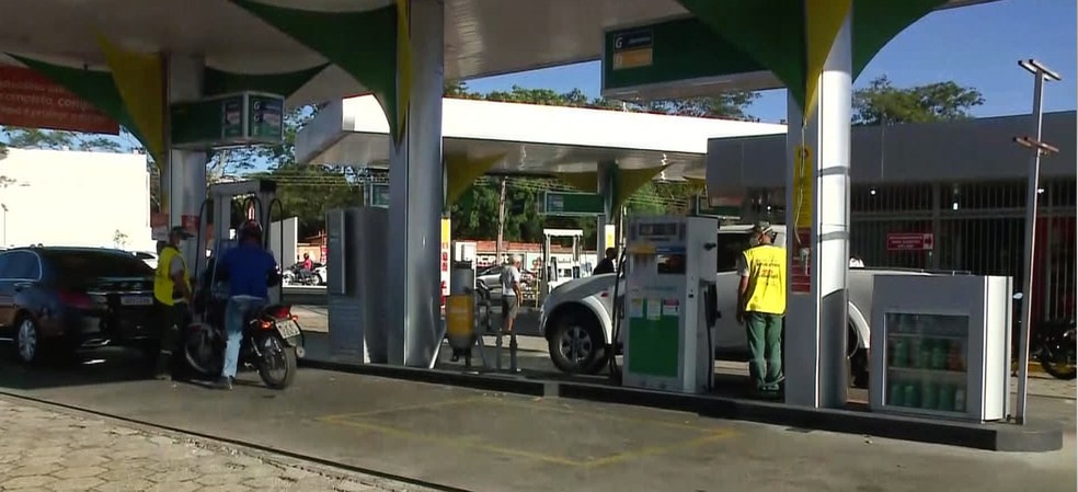 Assaltantes fazem frentista refém e arrombam cofre de posto de combustível
