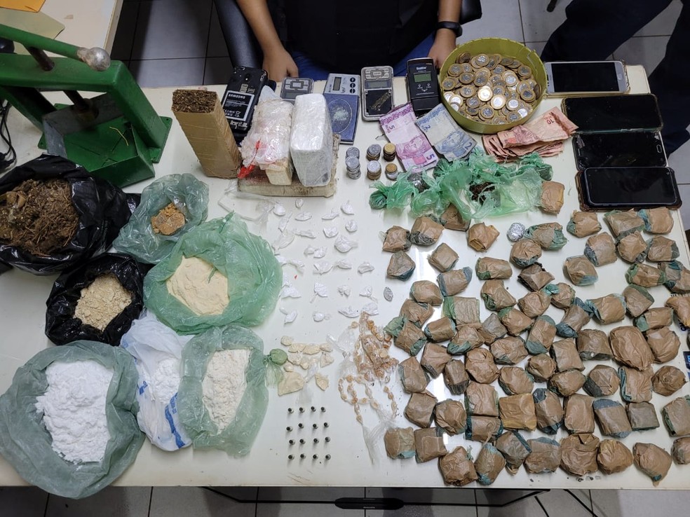 Drogas e materiais apreendidos pela polícia de Barras — Foto: Divulgação/PC-PI
