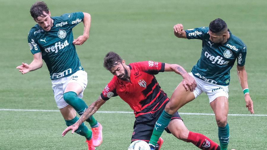 Rony disputa bola em partida entre Palmeiras e Atlético-GO | Imagem: Marcello Zambrana/AGIF
