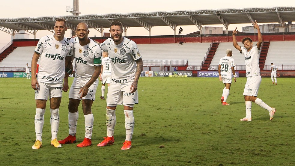 Breno Lopes, Felipe Melo e Zé Rafael comemoram gol do Palmeiras — Foto: Cesar Greco