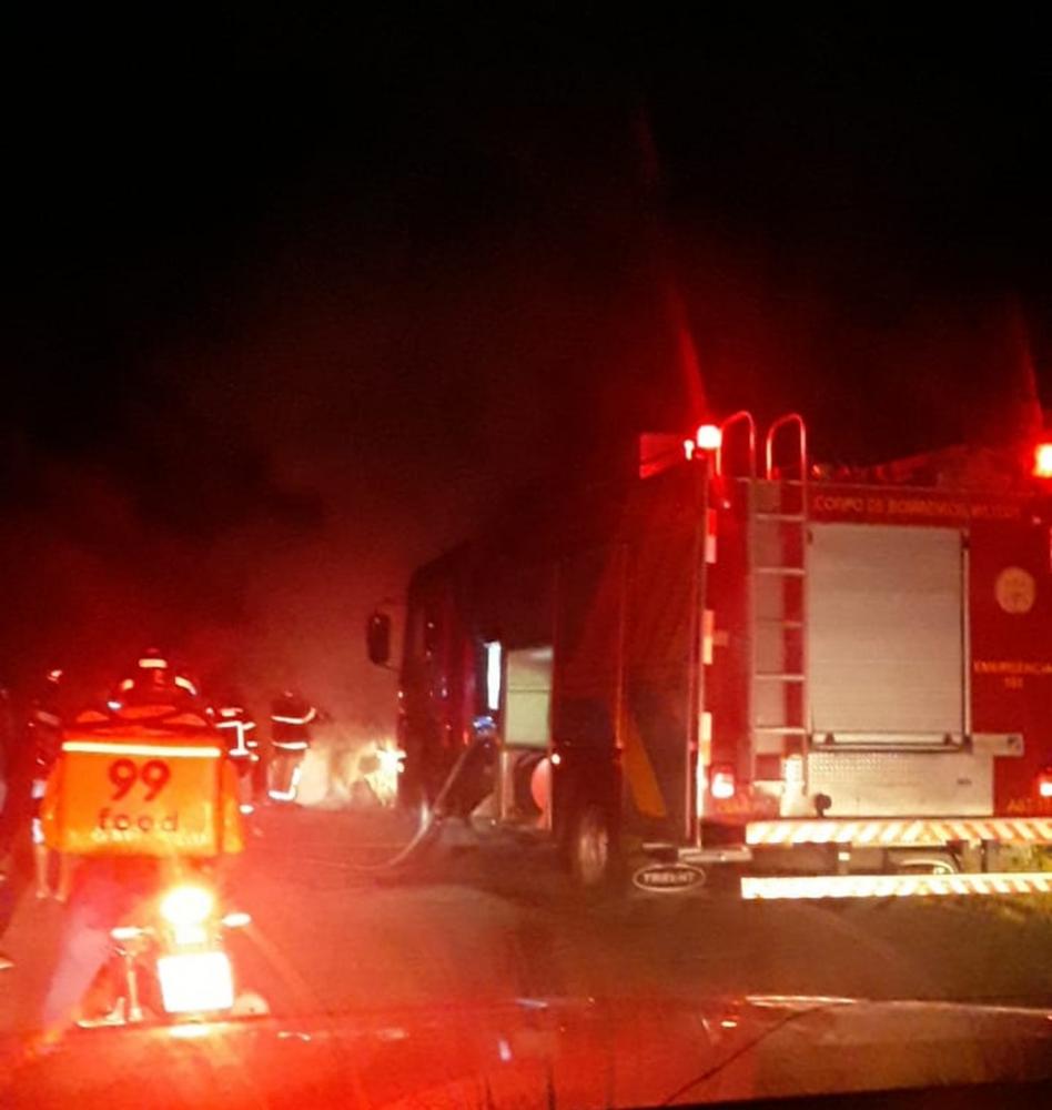 Carro pega fogo e bombeiros são acionados na Zona Norte de Teresina