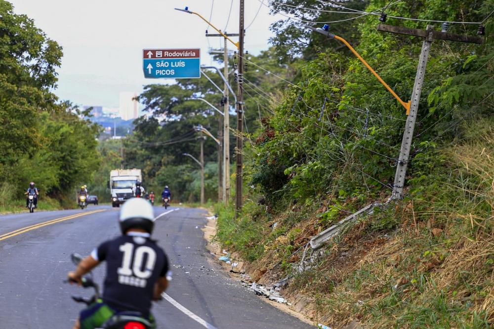 Motorista derruba poste e capota veículo na BR 343 em Teresina