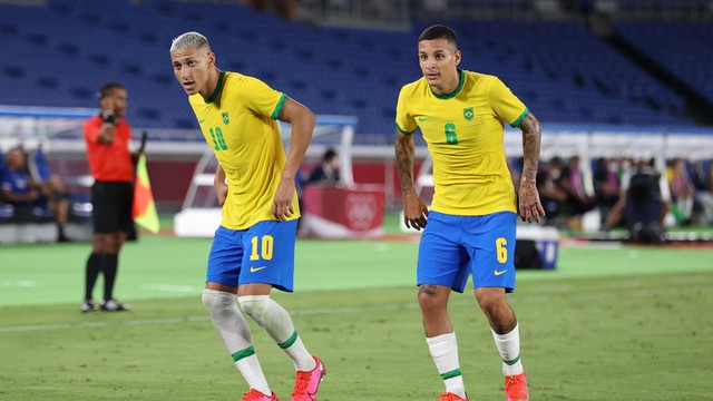 Richarlison e Arana fazem a dança do Pombo na vitória do Brasil contra a Alemanha (Foto: Ian MacNicol/Getty Images)