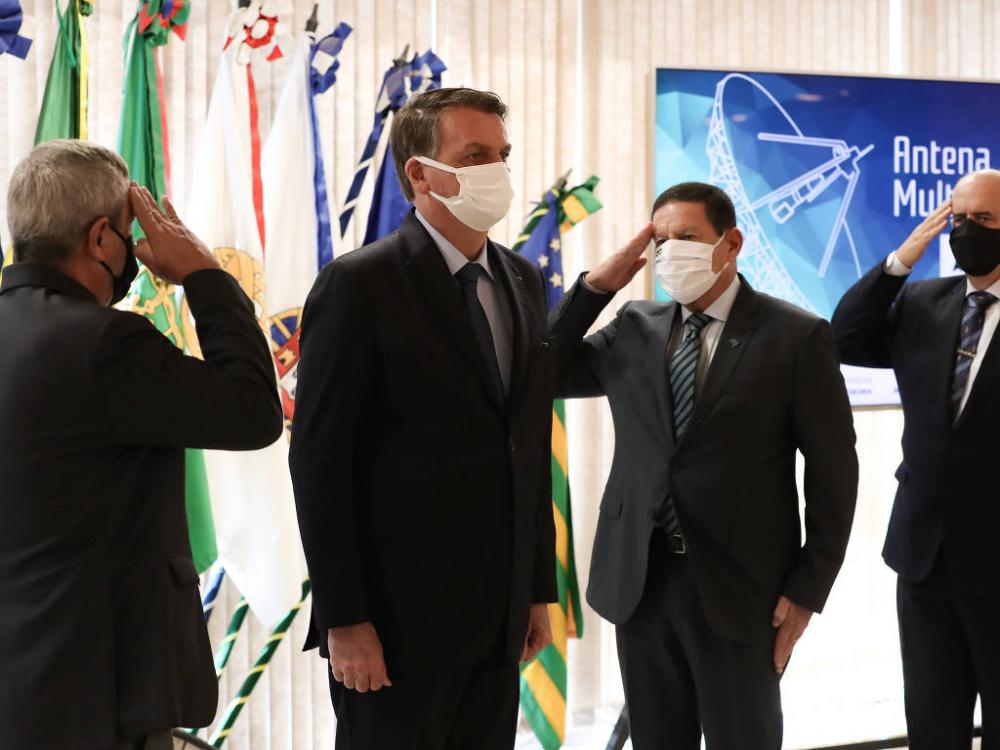 O presidente Jair Bolsonaro, o vice Hamilton Mourão e os ministros Braga Netto (à esq.) e Luiz Eduardo Ramos (à dir.), em evento no Ministério da Defesa - Marcos Corrêa/PR