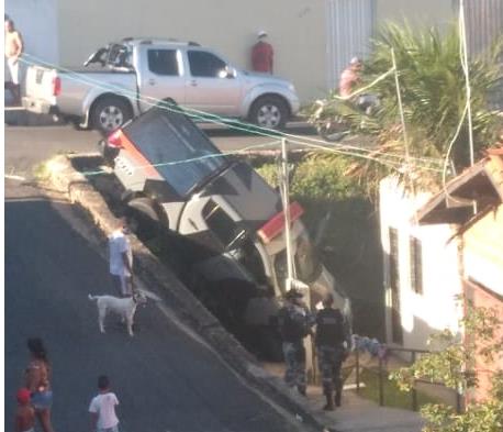 Viatura da PM cai em escadaria durante perseguição policial na Zona Norte de Teresina