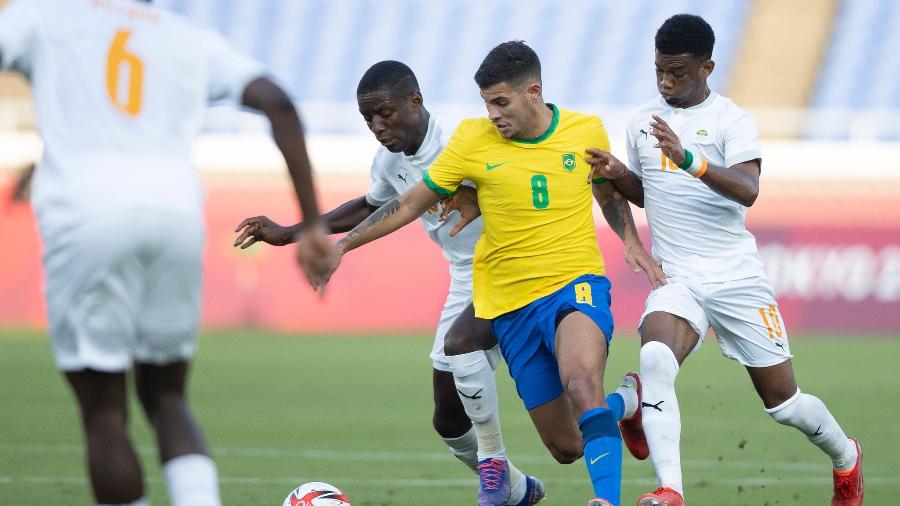 Bruno Guimarães tenta jogada pela seleção brasileira olímpica contra a Costa do Marfim, em jogo hoje (25) | Imagem: Lucas Figueiredo/CBF