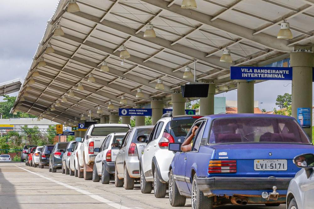 Idosos fazem fila em veículos nos postos de vacinação (Foto: Lucas Dias)