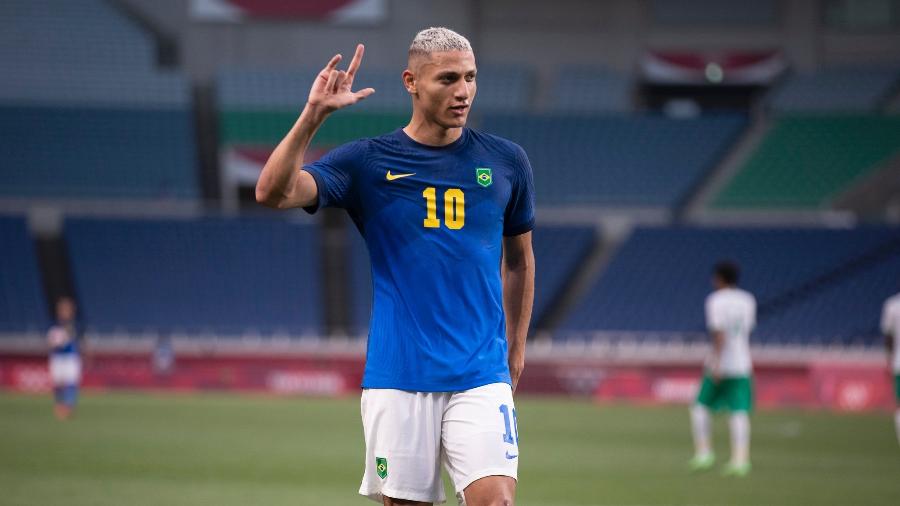 Richarlison comemora um de seus gols contra a Arábia Saudita no Estádio Saitama, pelas Olimpíadas | Imagem: Lucas Figueiredo/CBF