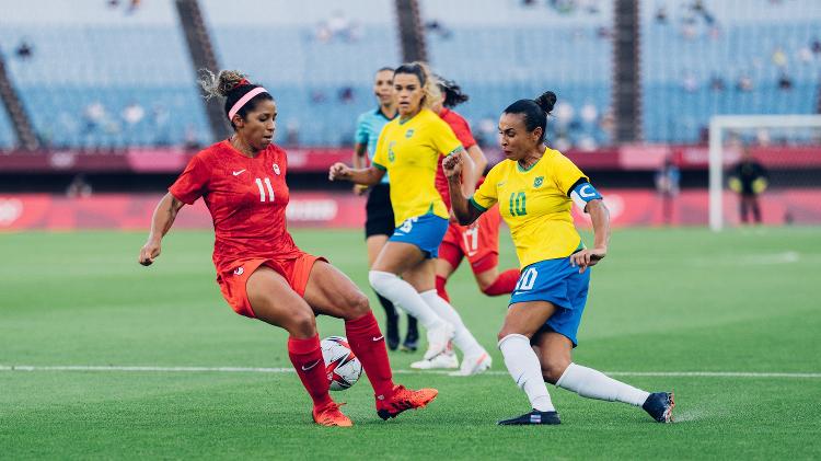 Marta tenta jogada sobre Desiree Scott em Canadá x Brasil pelas quartas de final das Olimpíadas | Imagem: Sam Robles