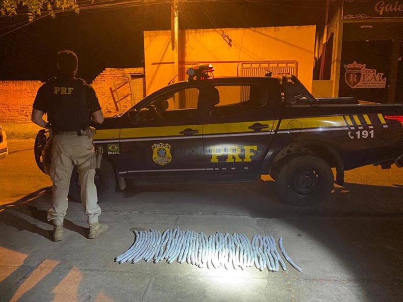 Homens são presos com 48 explosivos dentro de veículo