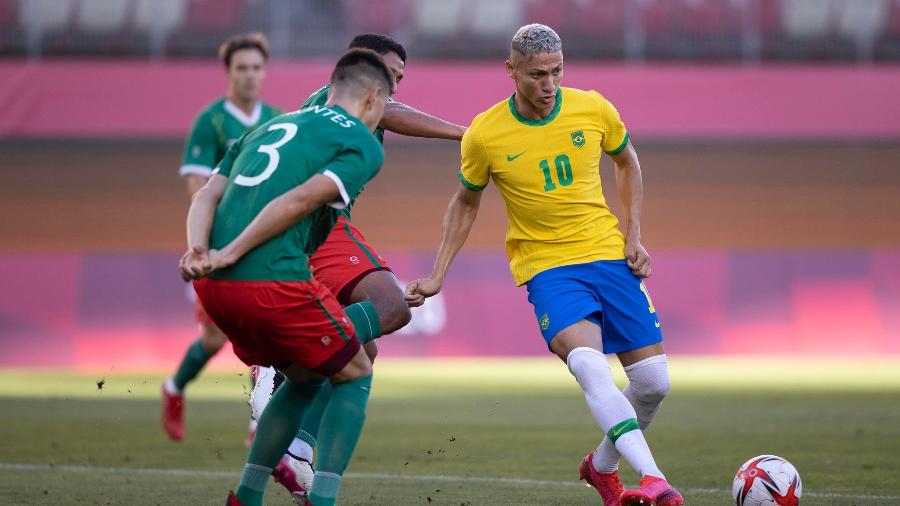 Richarlison diante da marcação de César Montes no equilibrado México x Brasil pelas Olimpíadas | Imagem: Lucas Figueiredo/CBF