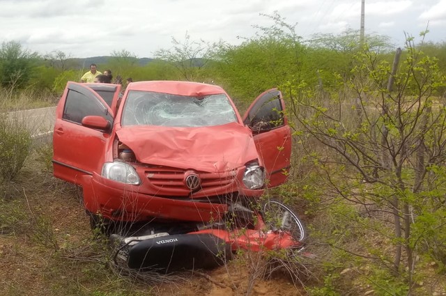 Carro que se envolveu no acidente em Fronteiras, no Piauí — Foto: Divulgação/PM 