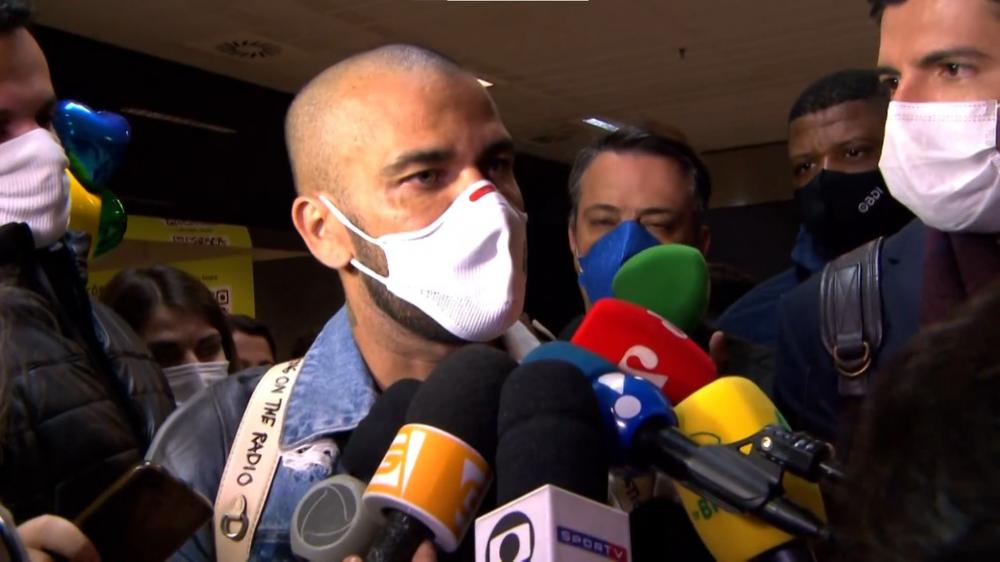 Daniel Alves em coletiva no desembarque da seleção em São Paulo — Foto: Reprodução