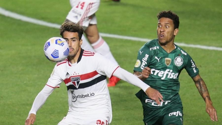 Igor Gomes disputa bola com Marcos Rocha, durante a partida entre São Paulo e Palmeiras | Imagem: Paulo Pinto/São Paulo FC