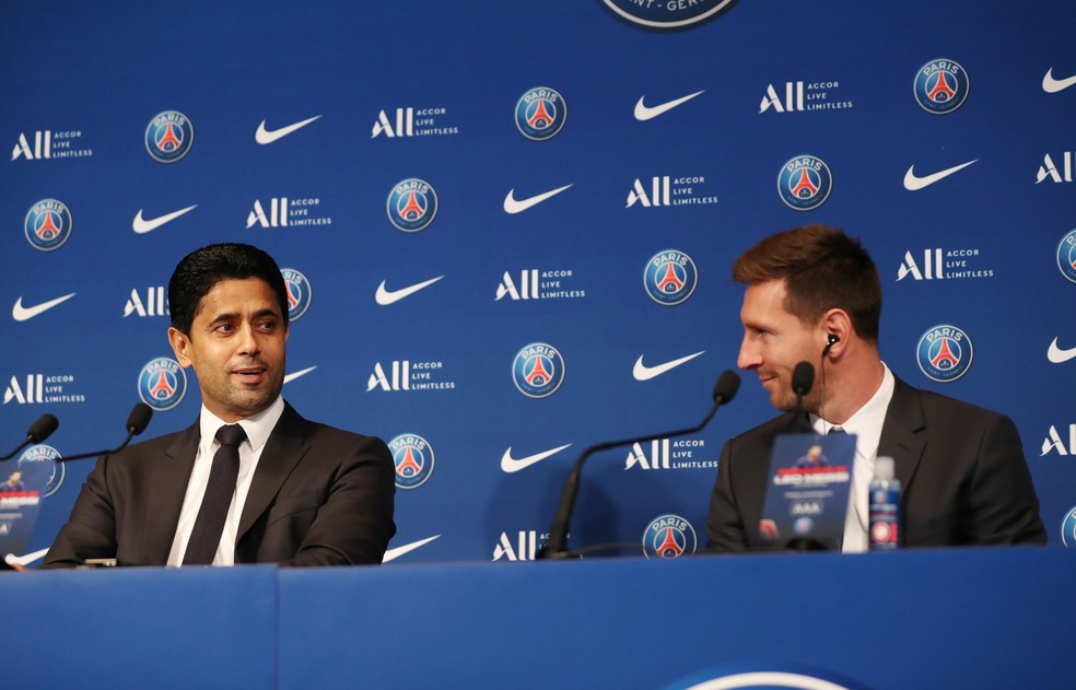 Messi e Nasser Al-Khelaïfi, presidente do PSG — Foto: REUTERS