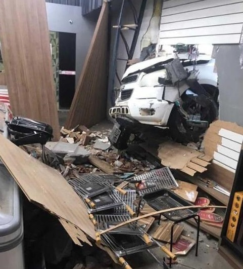 Motorista perde o controle e carro invade depósito de bebidas na Kennedy