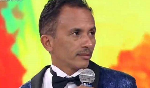Vídeo: Cantor do hit Caneta Azul é agarrado e beijado em show