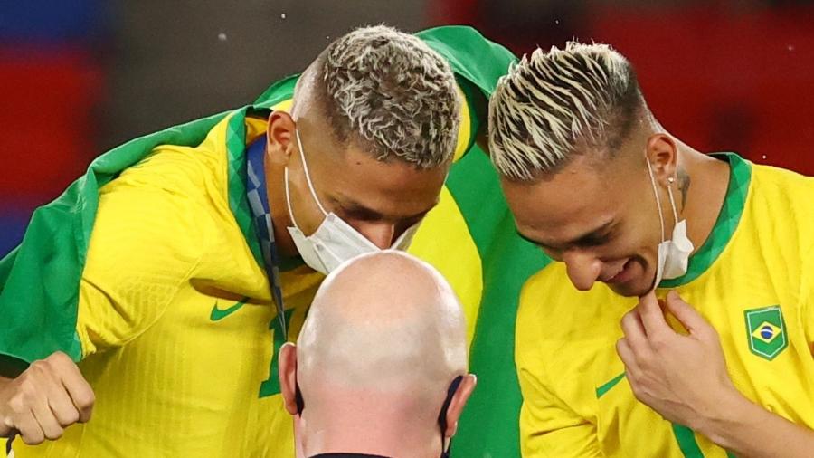 Richarlison e Antony conversam com o presidente da Fifa, Gianni Infantino, durante entrega das medalhas nos Jogos de Tóquio | Imagem: Thomas Peter/Reuters