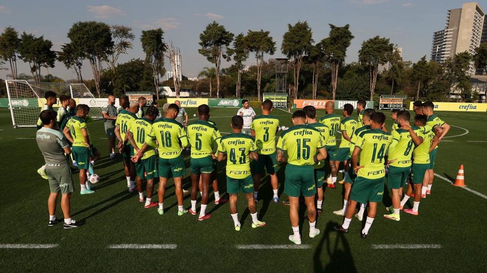 Abel Ferreira conversa com o elenco antes do treino no Palmeiras — Foto: Cesar Greco