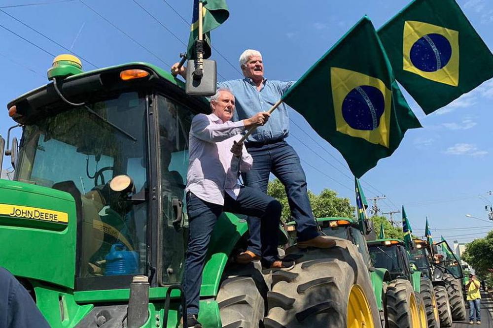 Antônio Galvan (de camisa azul) chegou à Polícia Federal cercado de tratores - Reprodução