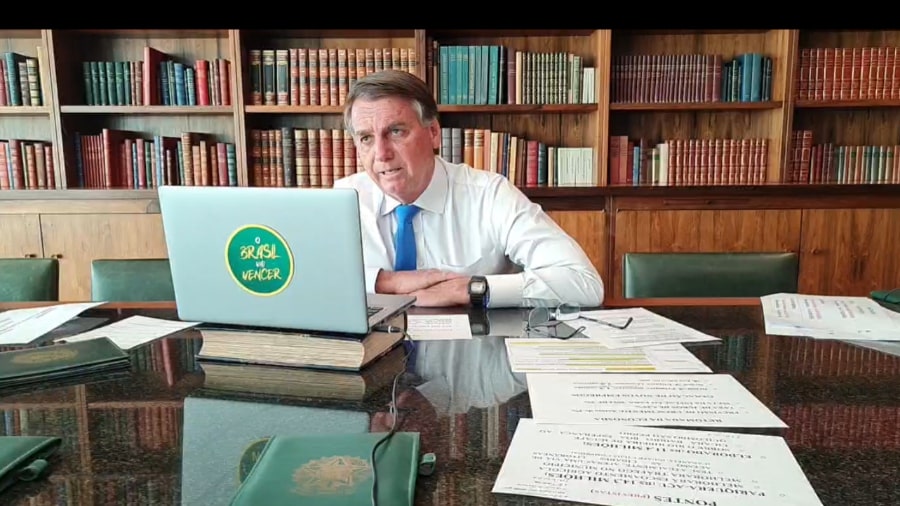 O presidente Jair Bolsonaro em entrevista à Rádio Nova Regional (Vale do Ribeira/SP) | Imagem: Reprodução/Facebook/Jair Messias Bolsonaro