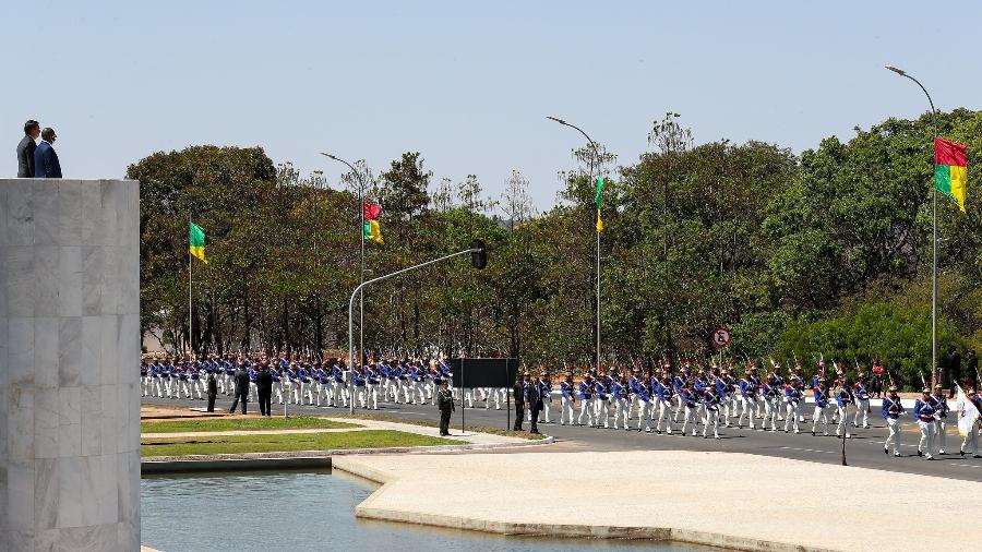 Bandeiras nas cores do Brasil e da Guiné-Bissau foram colocadas em Brasília para a visita do presidente do país africano. No canto esquerdo superior, a imagem mostra os presidentes Jair Bolsonaro e Umaro Sissoco Embaló | Imagem: Marcos Corrêa/Presidência 