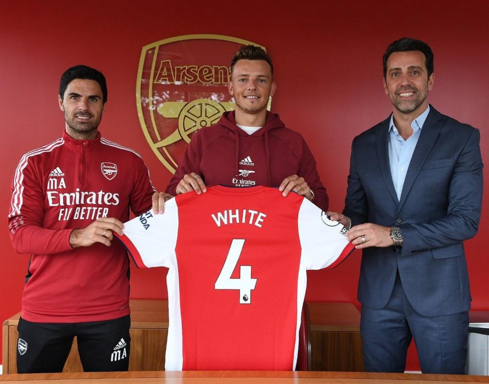 Zagueiro Ben White, ex-Brighton, em sua apresentação no Arsenal: defensor foi o mais caro das cinco contratações da equipe londrina — Foto: Divulgação/Arsenal