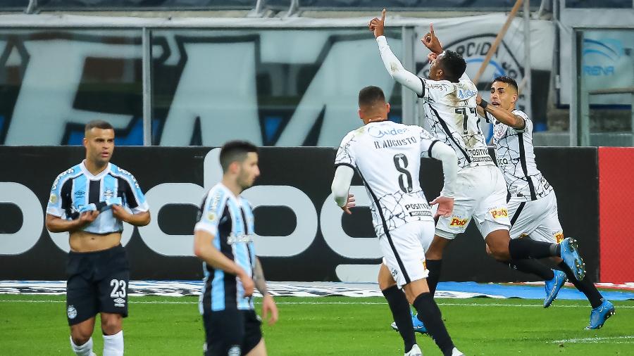 Jô comemora gol marcado pelo Corinthians contra o Grêmio no Brasileirão | Imagem: Pedro H. Tesch/AGIF