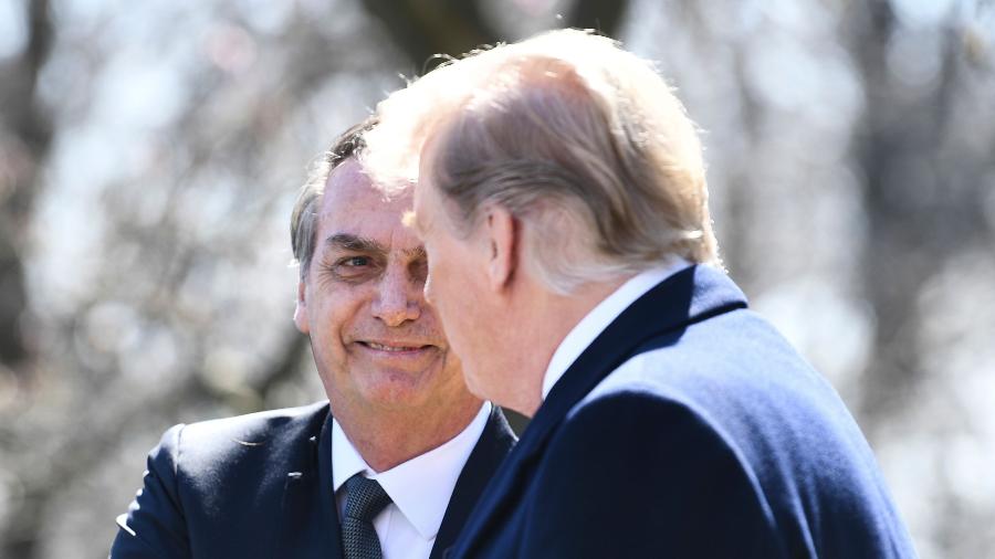 19.mar.2019 - Bolsonaro e Trump se cumprimentam durante entrevista coletiva na Casa Branca | Imagem: AFP