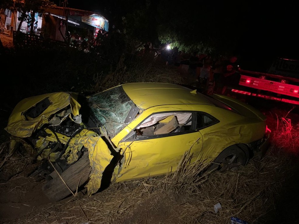 Homens ficam gravemente feridos em acidente entre carro de luxo e picape na BR-316