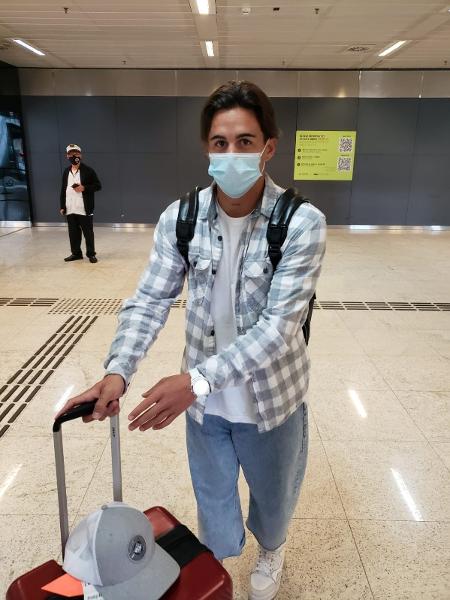 Gabriel Neves chega em aeroporto para assinar com o São Paulo | Imagem: Brunno Carvalho/UOL