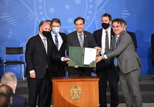 Ciro anuncia extensão da Transnordestina do Piauí até Pernambuco