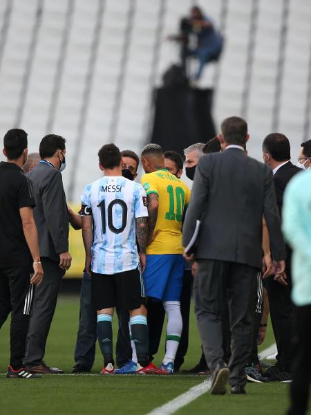 Agentes da Anvisa interrompem partida entre Brasil e Argentina, em São Paulo | Imagem: Alexandre Schneider/Getty Images
