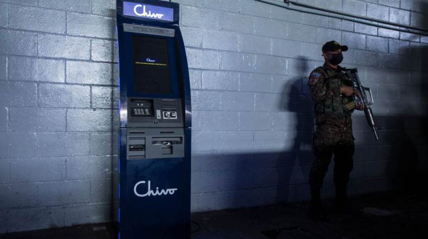 El Salvador, 4 de setembro: soldado protege caixa eletrônico da empresa 