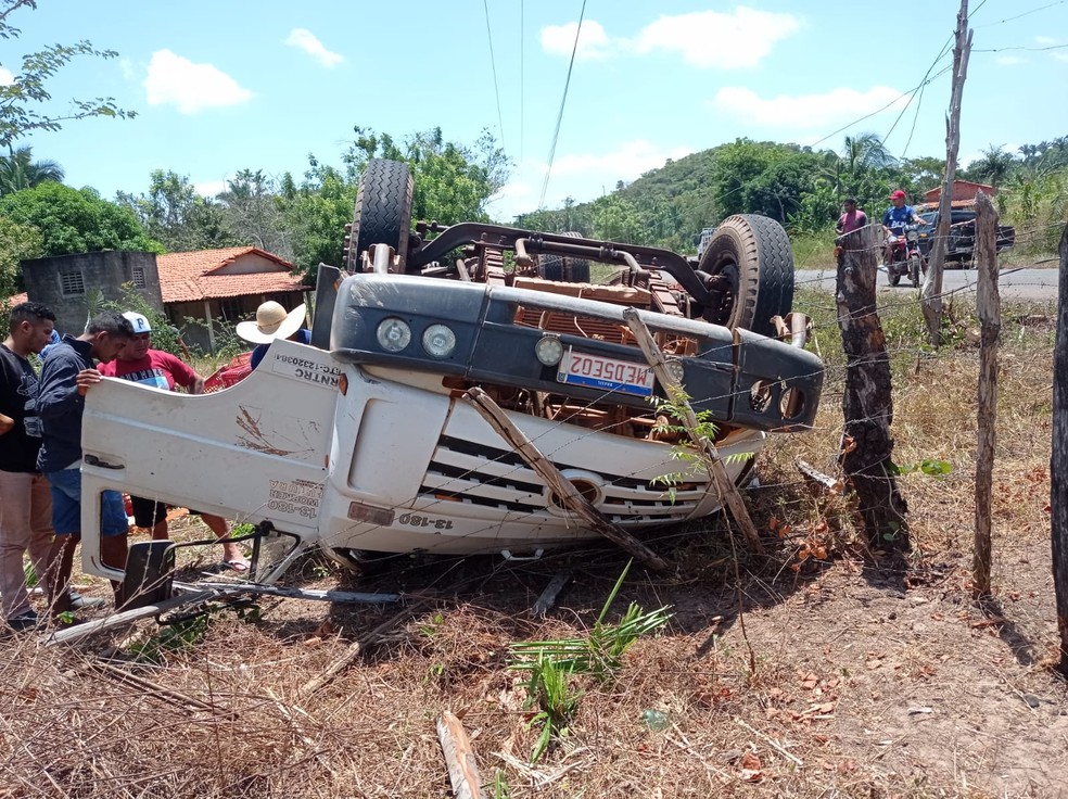 Carreta tomba e passageiro morre na PI-112, em Miguel Alves — Foto: Francisco Soares/Clique União