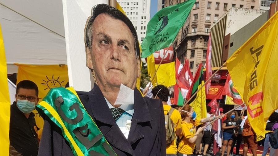Imagem do presidente Jair Bolsonaro (sem partido) com uma faixa presidencial com o escrito 