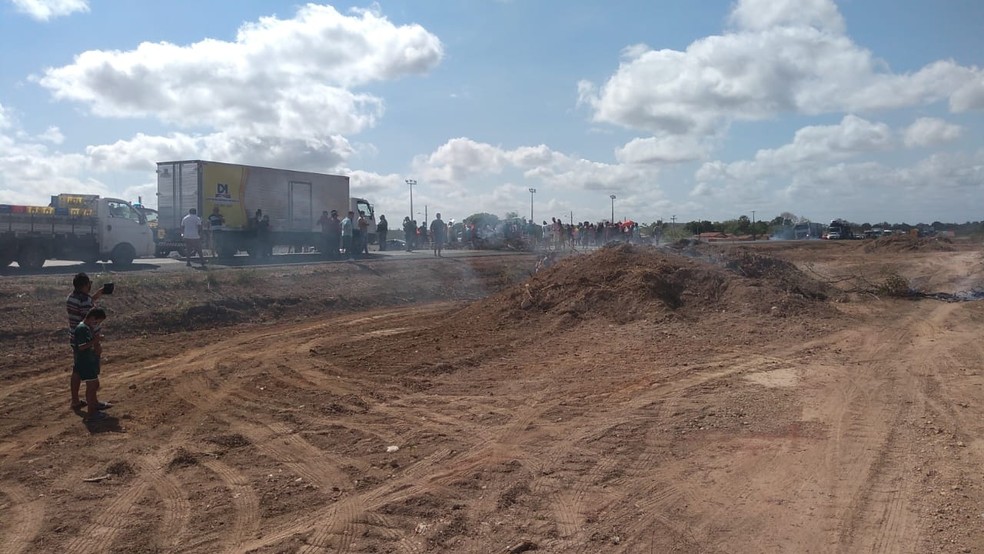 Moradores de Demerval Lobão bloqueiam rodovia em protesto por moradias — Foto: Arquivo Pessoal