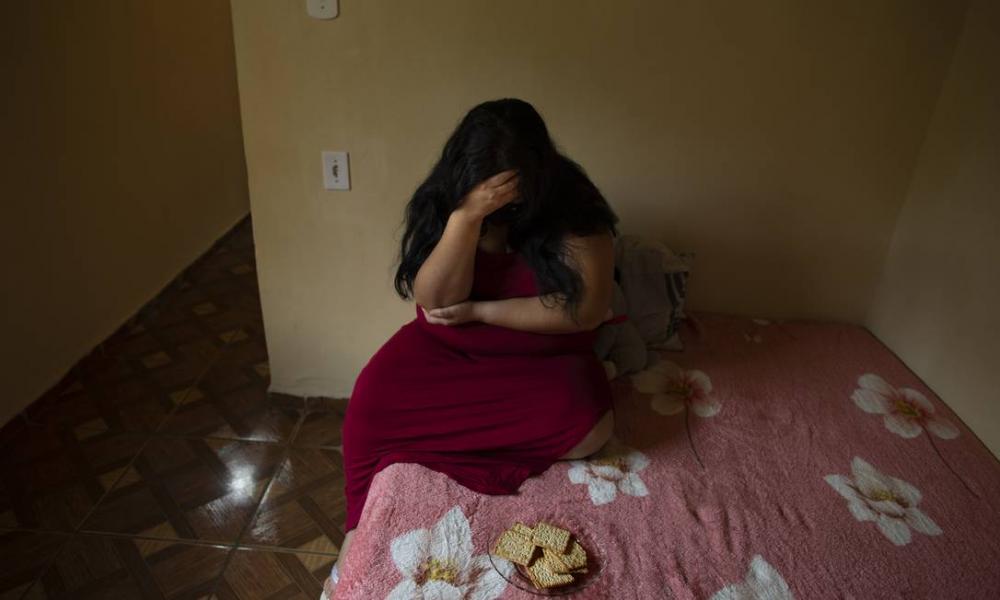 C.O. só tem um teto porque um amigo pagou três meses do aluguel de uma casa onde só há uma cama e biscoito de água e sal. Sem emprego, teme o fim do auxílio emergencial Foto: Márcia Foletto / Márcia Foletto
