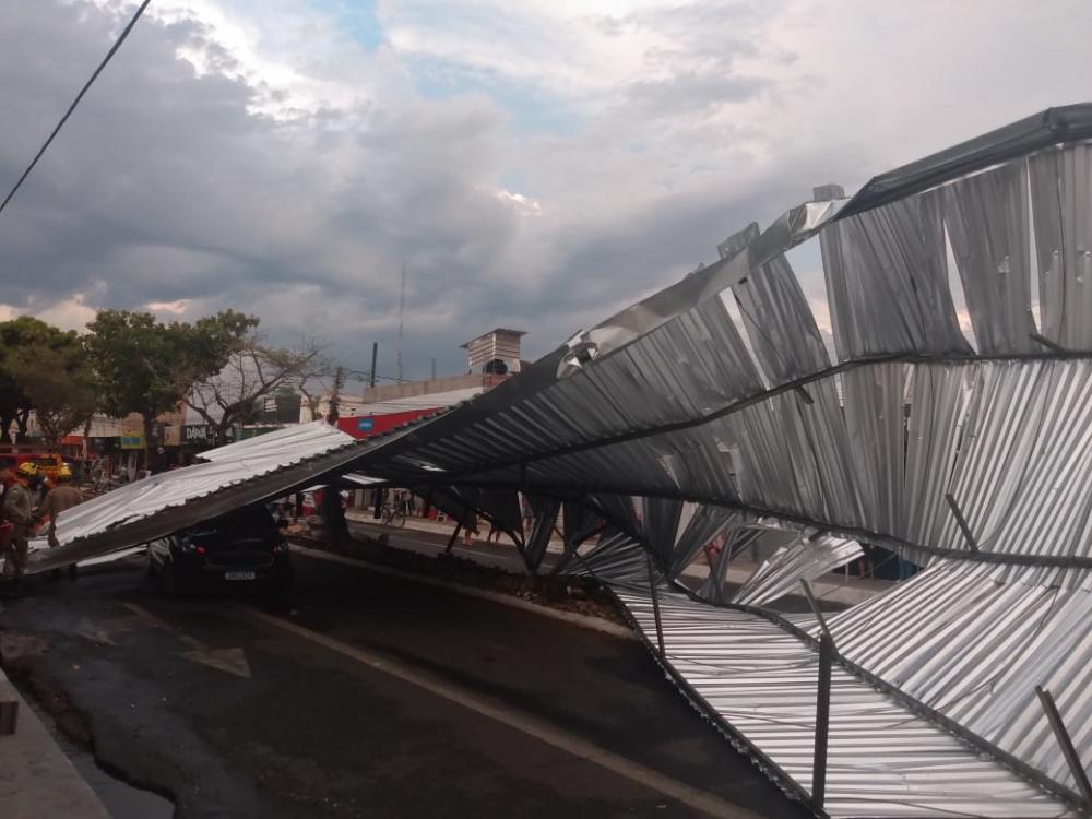 Após 40 dias sem chuva, temporal deixa estragos em Teresina