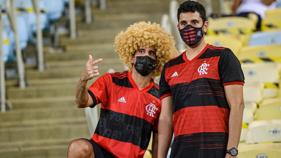 Torcedor do Flamengo usa peruca em homenagem a David Luiz, reforço do clube | Imagem: Marcelo Cortes / Flamengo