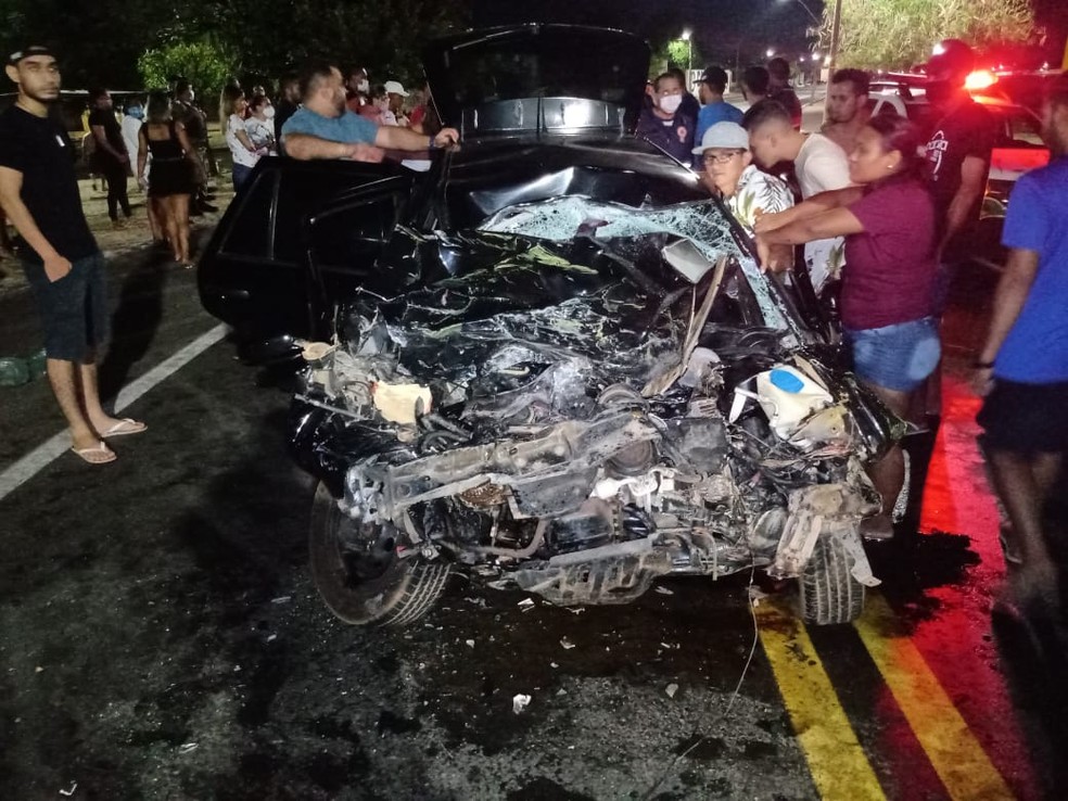 Casal sofre fica preso às ferragens após carro bater de frente com ônibus na BR-343