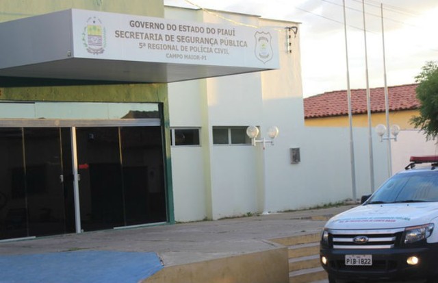 Mulher é achada morta dentro de casa e polícia busca companheiro suspeito 