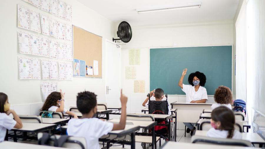Segundo a Constituição, municípios, estados e Distrito Federal devem investir ao menos 25% de receita de impostos em educação | Imagem: FG Trade/Getty Images