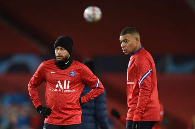 Neymar e Mbappé atuam juntos no PSG desde 2017 (Foto: OLI SCARFF / AFP)