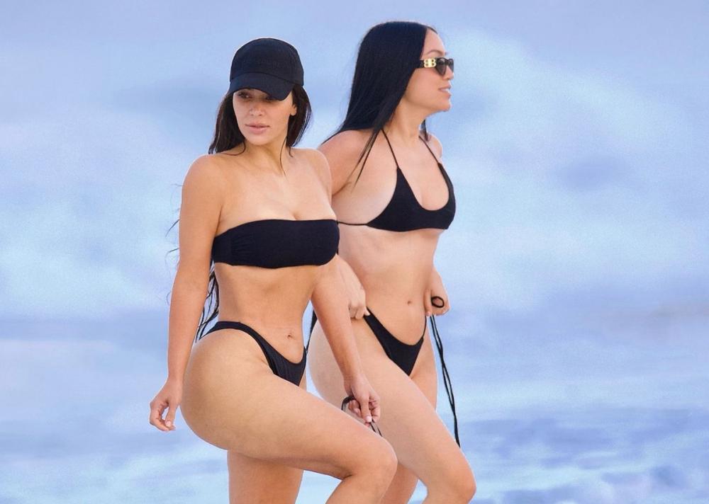 Kim Kardashian e Stephanie Shepherd Suganami (Foto: Grosby Group)