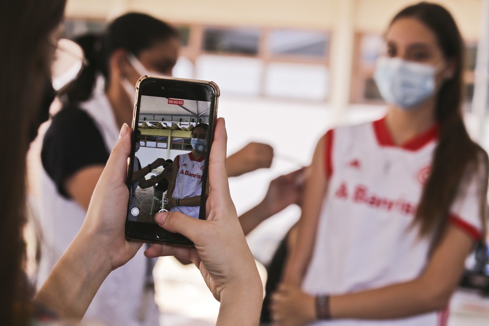Vacinação de adolescentes. — Foto: Breno Esaki/Agência Saúde