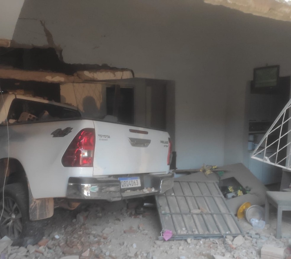 Condutor perde o controle do carro e invade casa na Zona Leste de Teresina